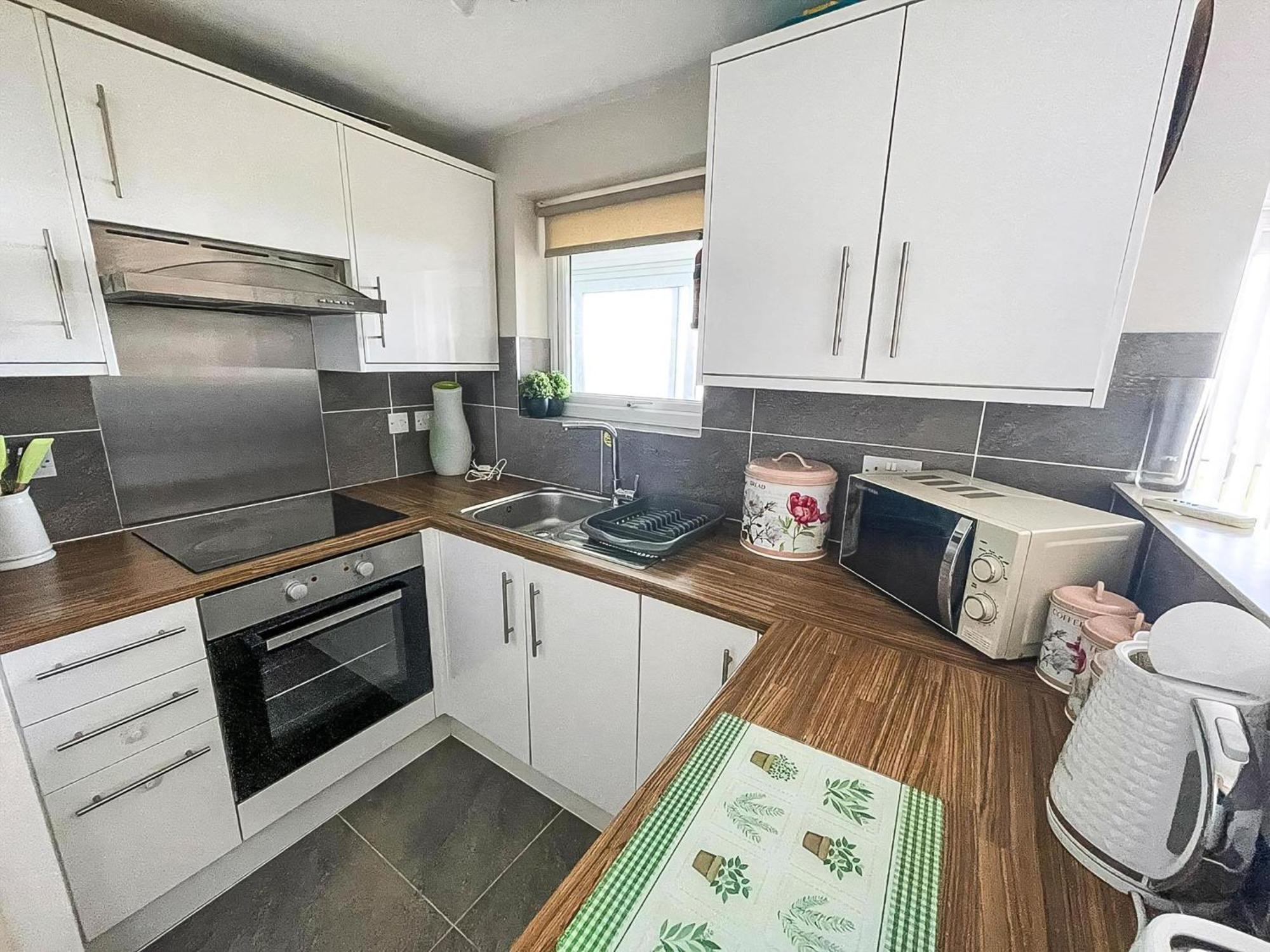 Lovely 5 Berth At Waterside Village Park In Corton Ref 14006w Casa vacanze *