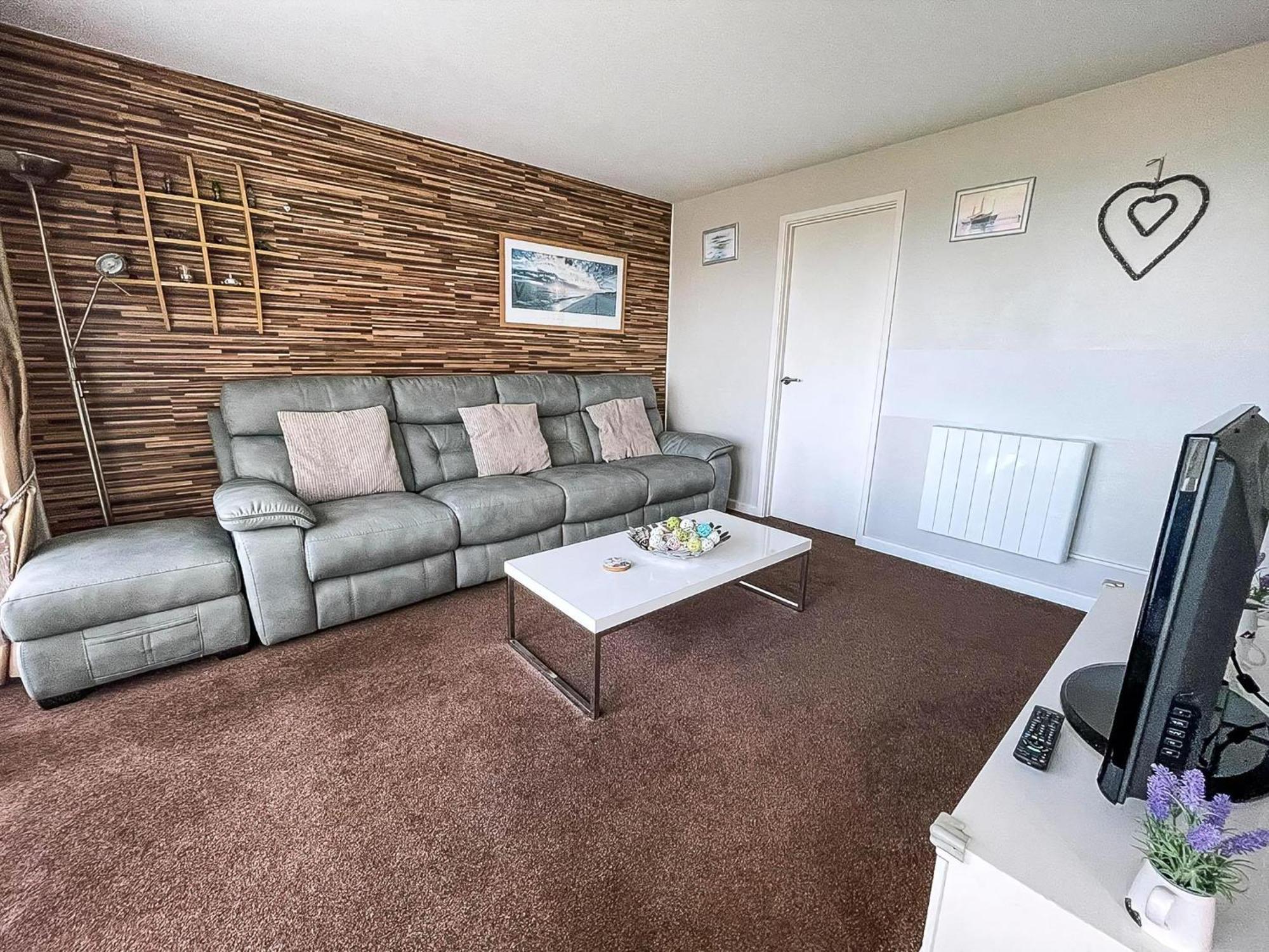 Lovely 5 Berth At Waterside Village Park In Corton Ref 14006w